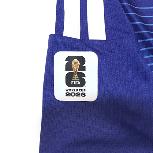 キッズ アディダス サッカー日本代表 2026 ホーム レプリカ ユニフォーム「FIFA ワールドカップ 26 オフィシャル スリーブバッジ」