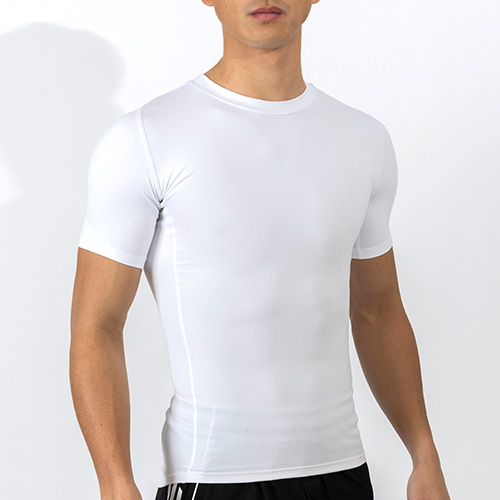 TECHFIT ベースレイヤー
