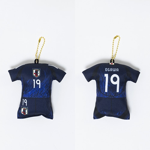 日本代表オフィシャルグッズ！サッカー日本代表のプレーヤーズユニ型クッションキーホルダーが登場！ お気に入り選手のユニ型クッションキーホルダーを持ってサッカー日本代表を応援しよう。 【サイズ】 約W11