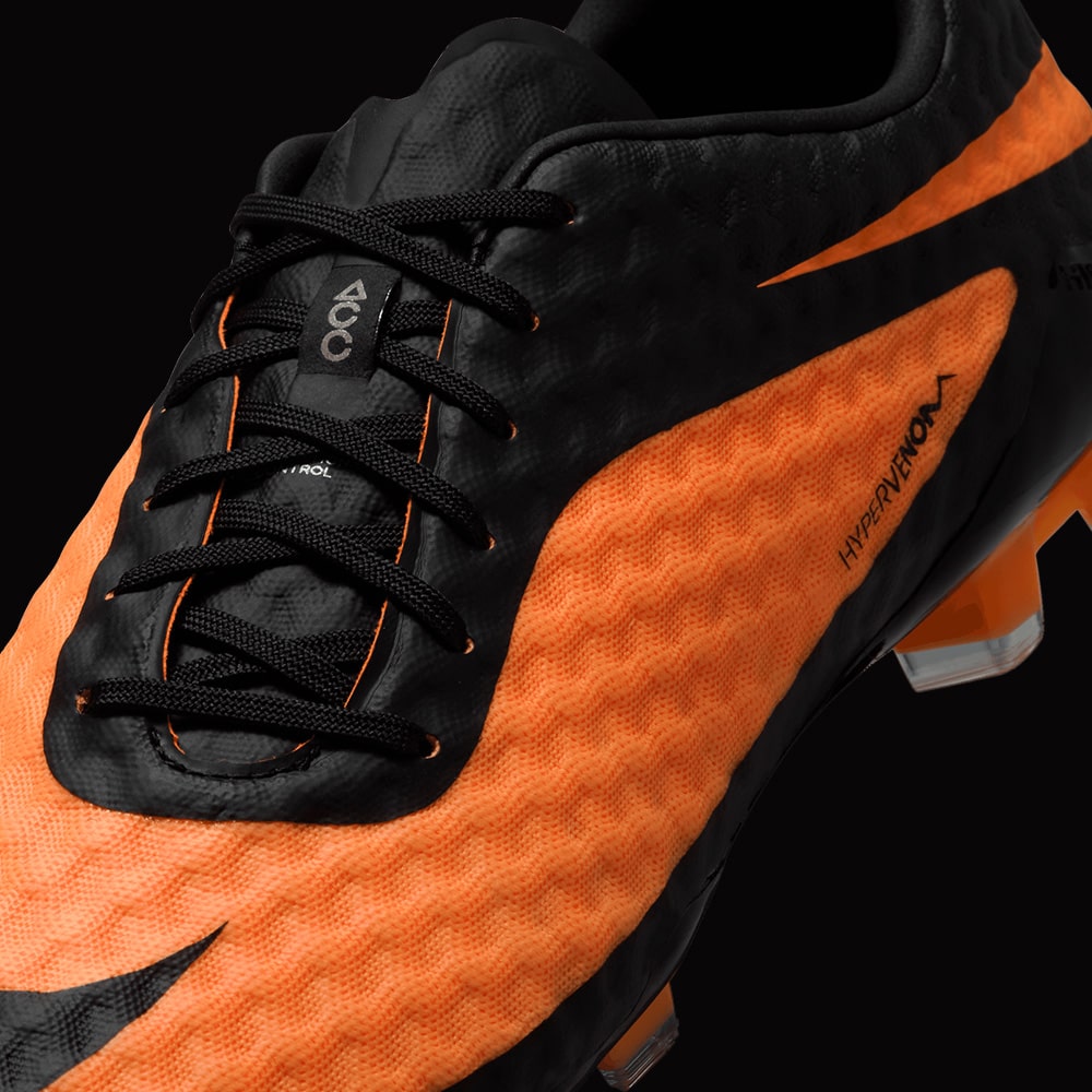 Nike Phantom Venom サッカーシューズ 黒とオレンジ