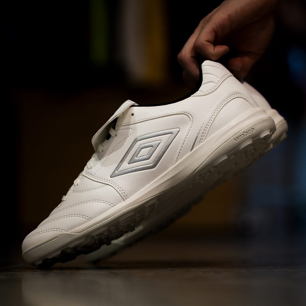 Umbro アクセレイタープロKM KAMO限定品 umbro x KAMOオリジナル “アクセレイター KL KM” REVIEW｜サッカー